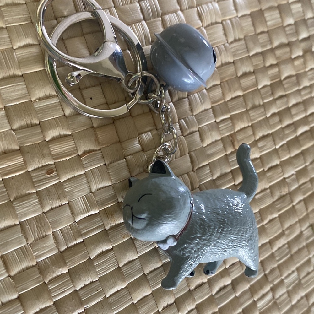 Adorable new gray cat keychain with bell and lobster clasp - Picture 3 of 4